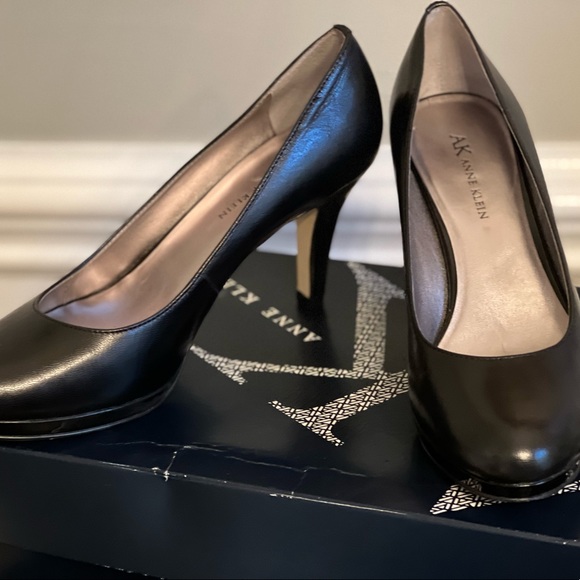 Black 7 1/2 Ann Klein pumps. Has a platform from toe to ball of foot. - Picture 2 of 3
